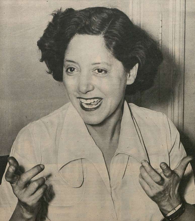 Anita sorri no sagu&atilde;o do aeroporto, durante uma viagem &agrave; Europa. Em Paris, o jornalista Louis Wiznitzer a chamou de 'brasileirinha metida a escritora'