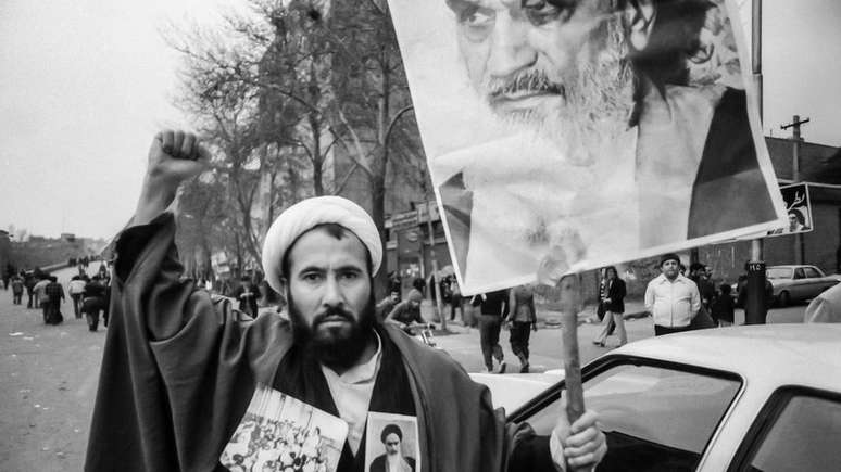 O Irã se tornou uma República Islâmica após a revolução de 1979, com o aiatolá Khomeini como líder supremo