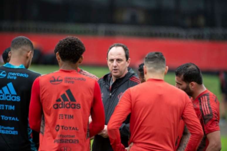 Ceni conversa com atletas no Ninho (Foto: Alexandre Vidal/Flamengo)