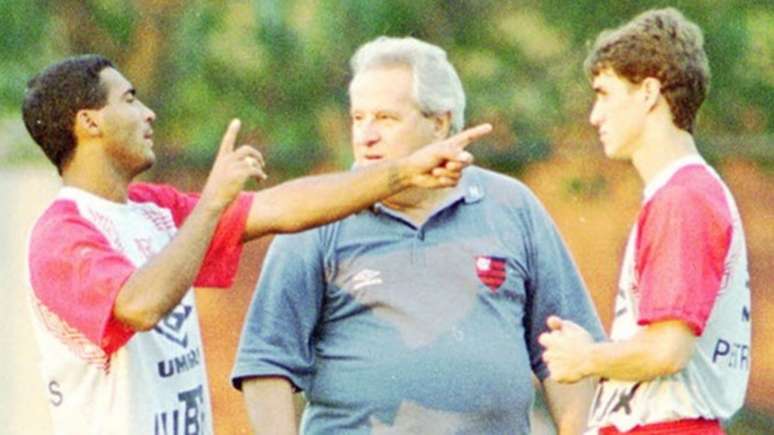 Apolinho (centro) na época em que treinava o Flamengo nos começo dos anos 1990; o jornalista foi o técnico do Flamengo na partida contra o Vélez Sarsfield (ARG) marcada pela briga entre os atletas (Reprodução)