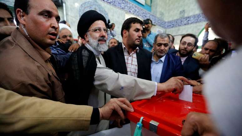 Raisi recebeu quase 16 milhões de votos nas eleições presidenciais de 2017, mas perdeu para Hassan Rouhani