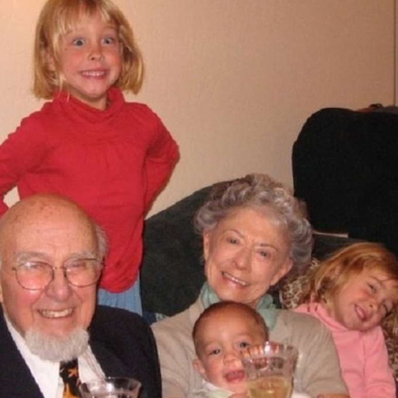 Em foto de 2008, Arlette Carrijo e John Lawyer celebram 65 anos de casamento, rodeados pelos bisnetos; a filha de Anita e o oficial da Marinha norte-americana se conheceram em um baile de Carnaval em Santos, durante a Segunda Guerra