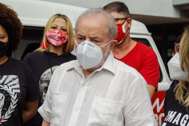 Ex presidente Luiz Inácio Lula da Silva comparece ao, Drive Thru Solidário no Sindicato dos Metalúrgicos do ABC, na manhã deste sábado, (17), na cidade de São Bernardo do Campo, (SP). A ação, com a presença da CUT e arrecada alimentos para combate à fome na região