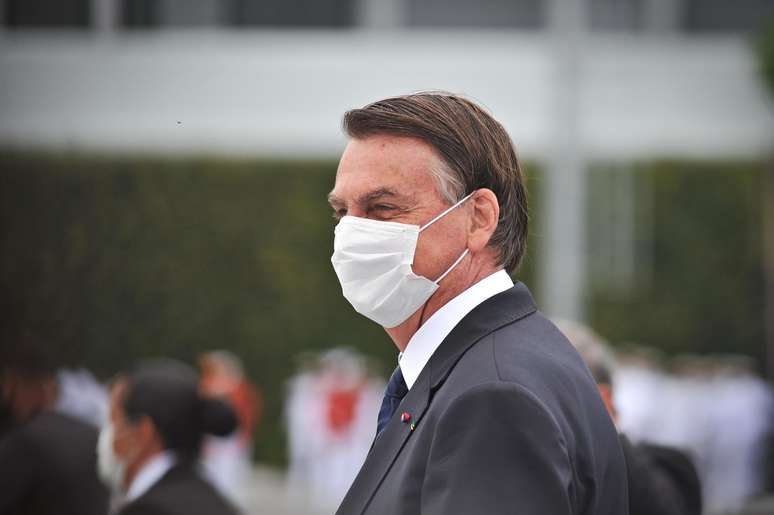 O Presidente da República, Jair Bolsonaro, participa no evento “Cerimônia de juramento à bandeira e entrega de Espadins da turma Almirante Bosisio”, que ocorre na Escola Naval nesse sábado (19), no Rio de janeiro