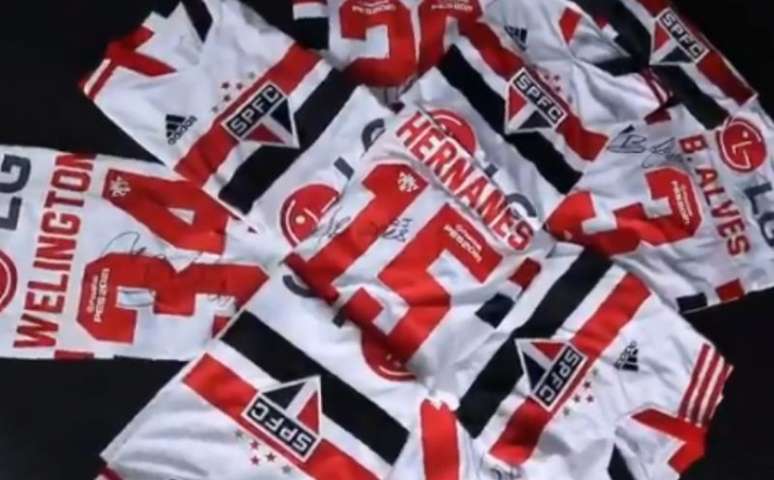 Camisas usadas pelos atletas na final do Paulistão estão em leilão (Foto: Reprodução/ Twitter @SaoPauloFC)