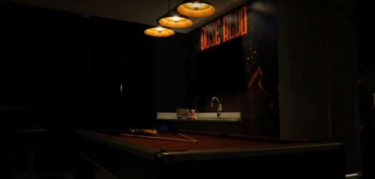 Sala de jogos com mesa de sinuca e bar (Foto: Reprodução)