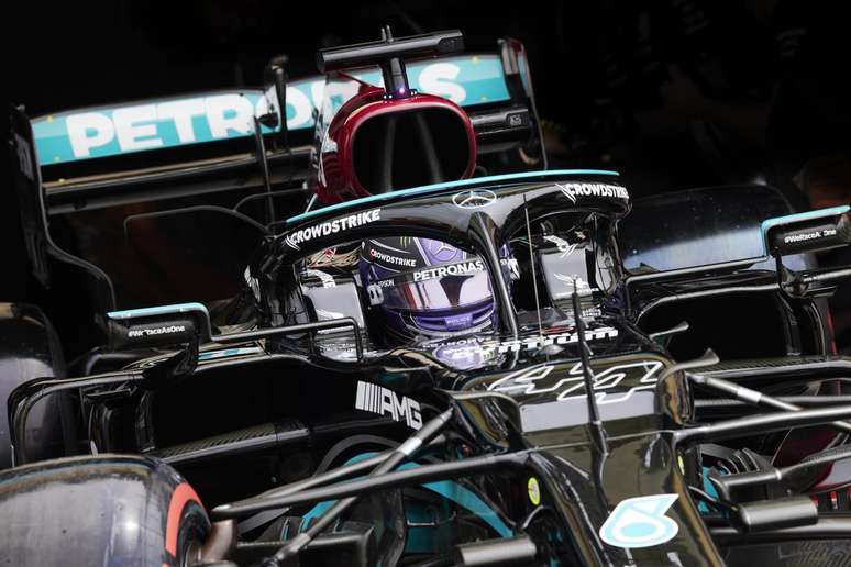 Lewis Hamilton larga na segunda posição do grid 