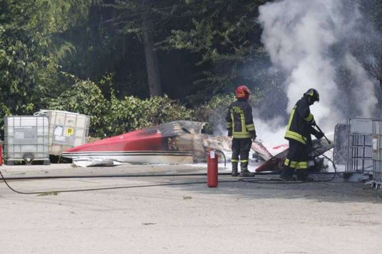 Bombeiros trabalham para conter incêndio em avião acidentado em Pádua