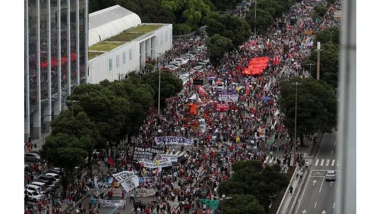 Marco de 500 mil mortos só é superado pelos Estados Unidos; dado foi destaque em jornais do mundo inteiro