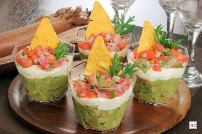 Guia da Cozinha - Copinho mexicano com guacamole, sour cream e salsa