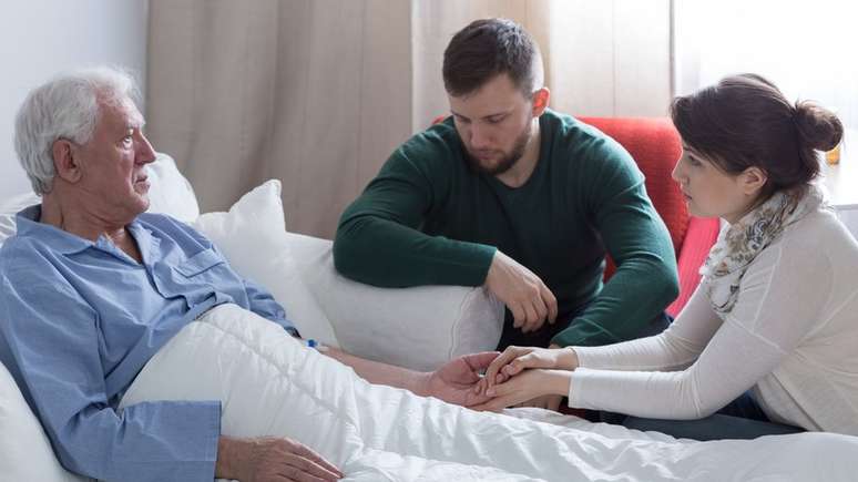 Para a m&eacute;dica paliativista Suellen de Medeiros e Silva, n&atilde;o cabe ao profissional de sa&uacute;de interferir nas cren&ccedil;as e nos significados das fam&iacute;lias sobre uma eventual melhora s&uacute;bita antes da morte