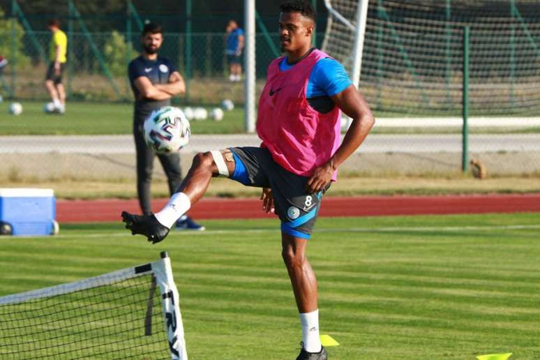 Fabricio Baiano quer melhorar seu ritmo para a próxima temporada (Divulgação / Rizespor)