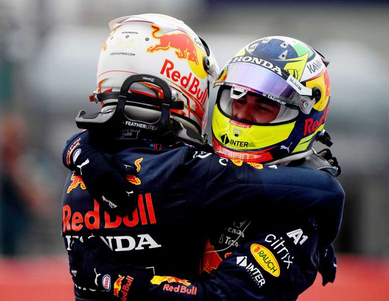 Max Verstappen e Sergio Pérez festejam grande resultado da Red Bull na temporada 