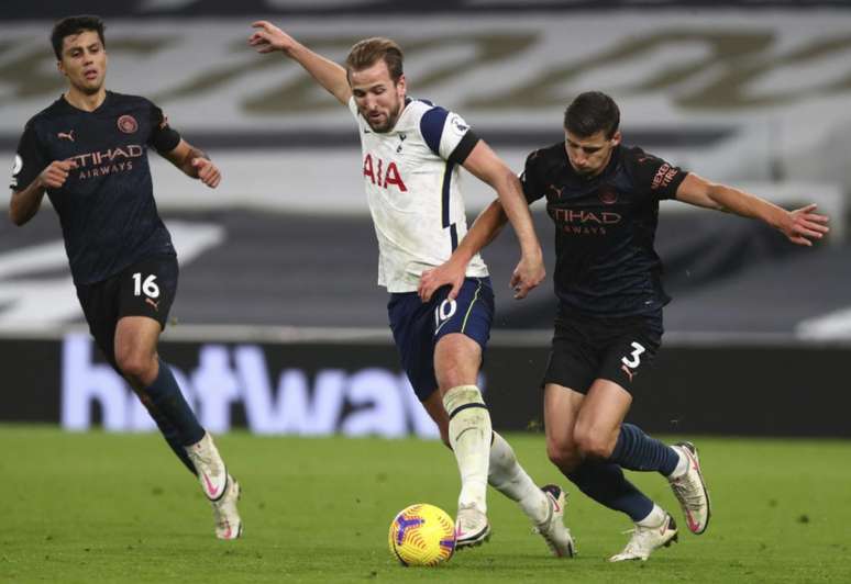Kane encontra dificuldades para deixar o Tottenham (Foto: CLIVE ROSE / POOL / AFP)