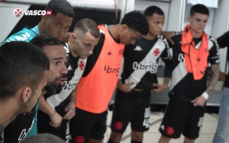 Castan fez um discurso motivacional antes da vitória do Vasco sobre o CRB, em São Januário (Reprodução/Vasco TV)