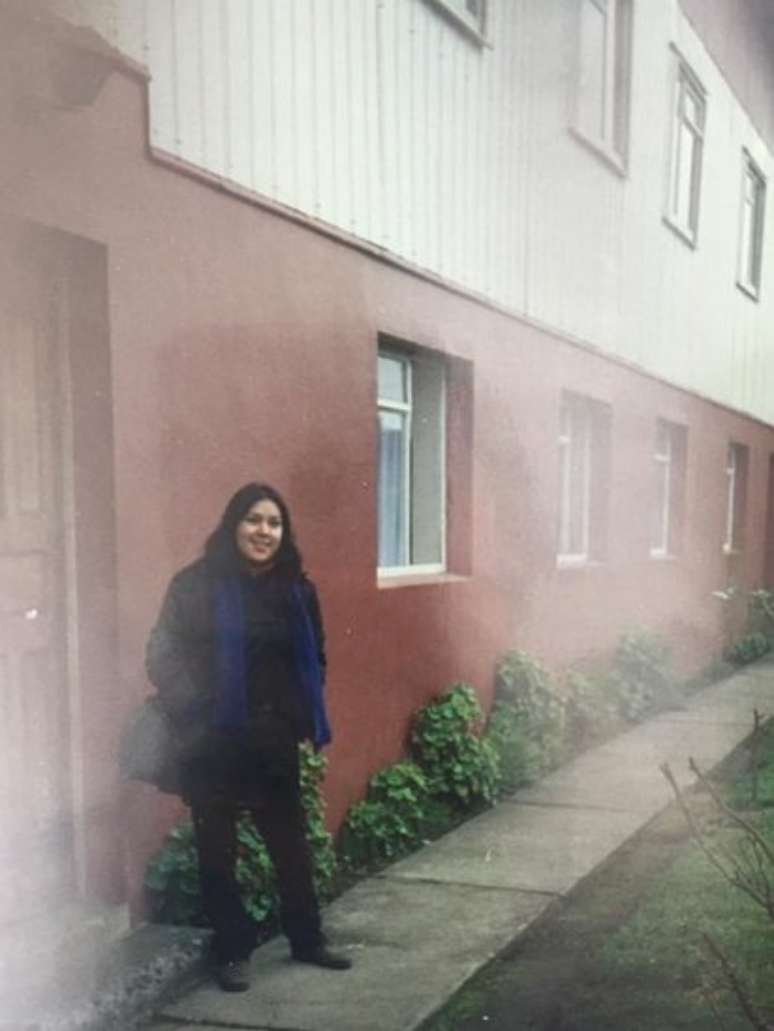 Maria no orfanato para o qual foi transferida ap&oacute;s nascer. Foto tirada durante a sua visita em 1998