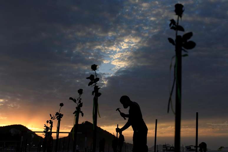 ONG brasileira homenageia vítimas do COVID-19 no país colocando flores vermelhas na praia de Copacabana