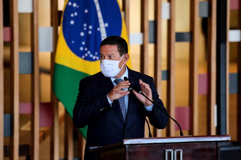 'É chato deixar o vice fora de reuniões com ministros', diz Mourão