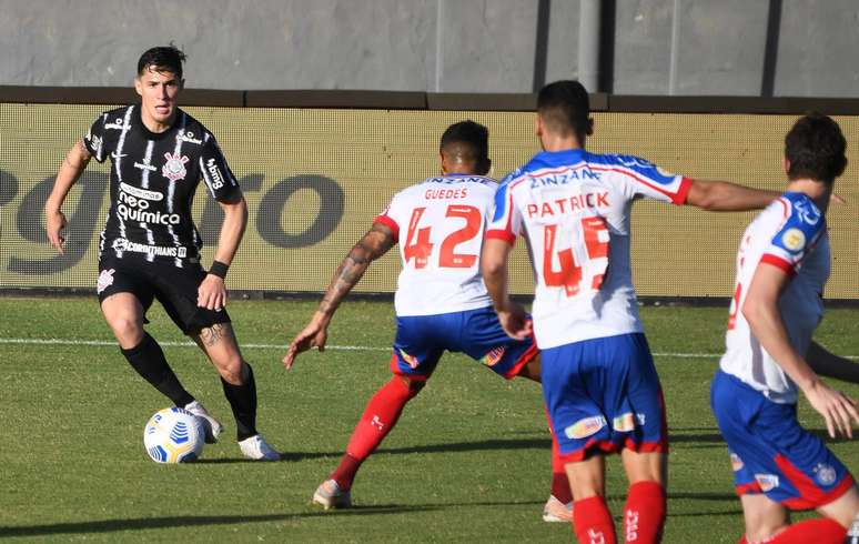 Lance durante partida entre Bahia e Corinthians, válido pelo Campeonato Brasileiro Série A, realizado na cidade de Salvador, BA, neste domingo, 20