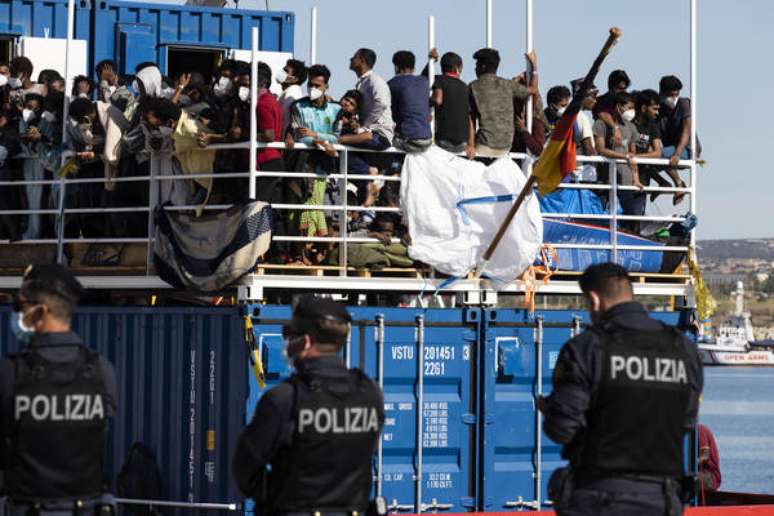 Chegada de deslocados internacionais à Sicília, sul da Itália, em 21 de maio