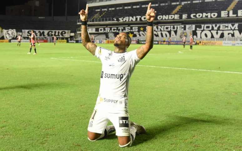 Marinho comemora primeiro gol na vitória sobre o São Paulo (Foto: Divulgação/Santos FC)