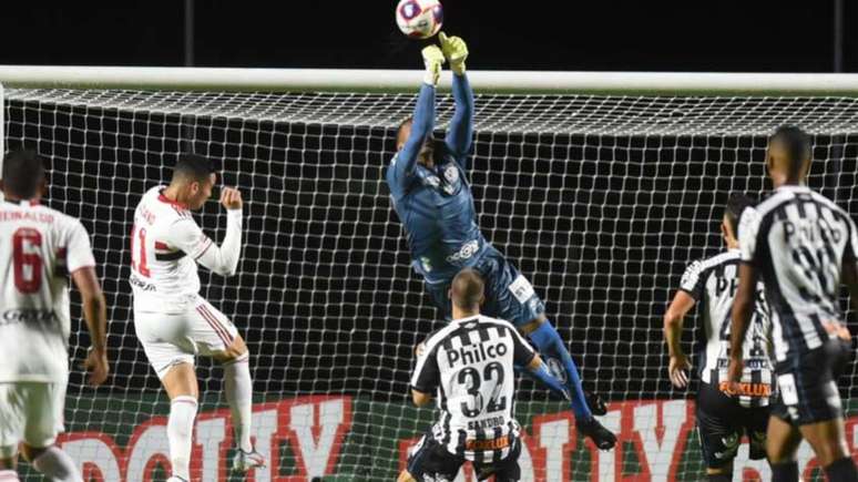 John será mais uma vez titular do gol do Santos na partida deste domingo, na Vila (Divulgação Twitter Santos)