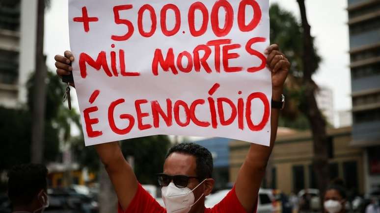 "Milhares de pessoas voltaram a sair às ruas para protestar contra Bolsonaro, a quem chamam de 'genocida' por sua política sanitária", registrou o jornal argentino El Clarín