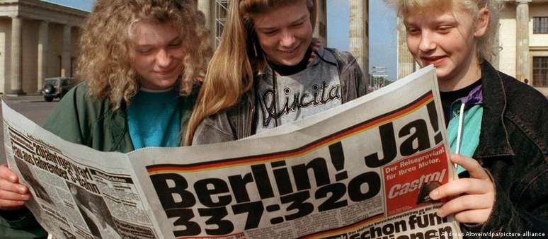 Jornal anuncia placar da decisão por retorno da capital alemã a Berlim