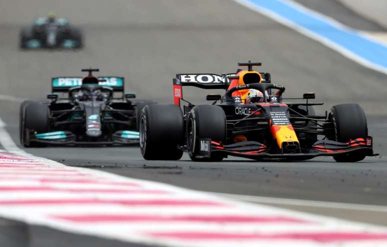 Max Verstappen superou Lewis Hamilton na parte final da corrida para vencer 