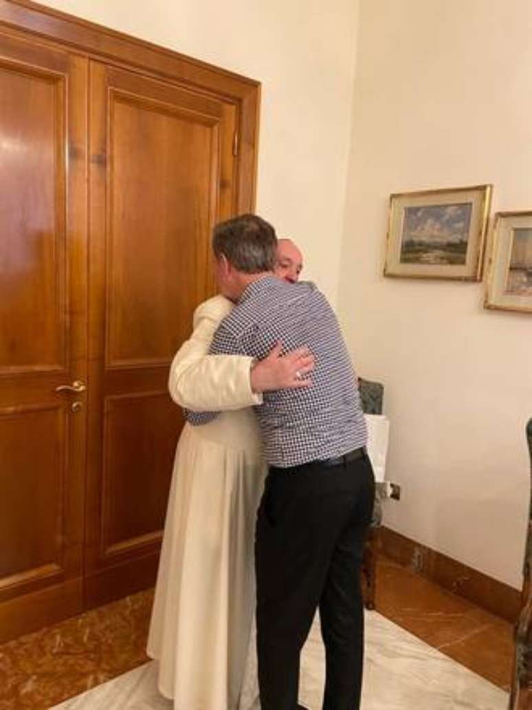 Papa Francisco abraça o chileno Juan Carlos Cruz