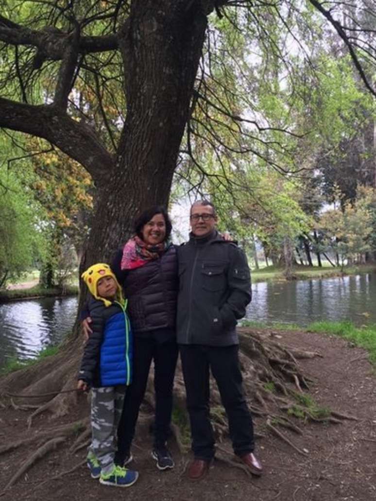Maria com seu irm&atilde;o Cristian e seu filho mais novo em 2016