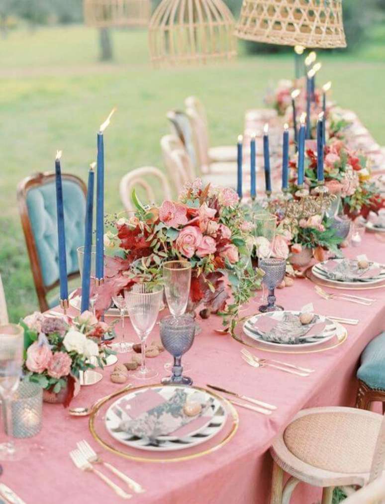 31. Mesa de jantar cor pessego com vela azul – Foto Etsy