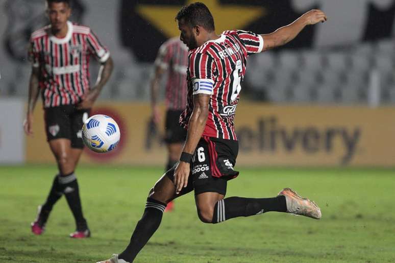 Reinaldo jogou como zagueiro contra o Santos (Foto: Rubens Chiri / saopaulofc.net)
