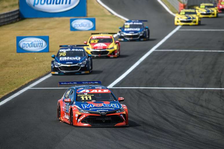 Rubens Barrichello fez valer a pole-position para vencer a corrida 1 de domingo no Velocitta 