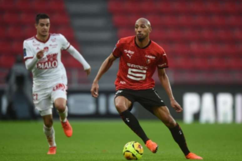 Nzonzi em ação pelo Rennes (Foto: JEAN-FRANCOIS MONIER / AFP)