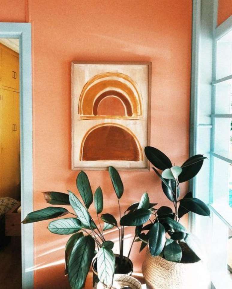 54. Tinta cor pêssego para parede com vaso de plantas – Foto Estilo Proprio By Sir