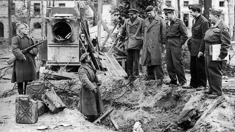 Corpos de Hitler e Eva Braun foram enterrados e parcialmente queimados em uma vala feita por uma bomba no jardim da Chancelaria Alemã