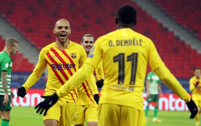 Braithwaite, Dembélé e Griezmann comemorando gol contra o Ferencváros (Foto: Miguel Ruiz / Barcelona)