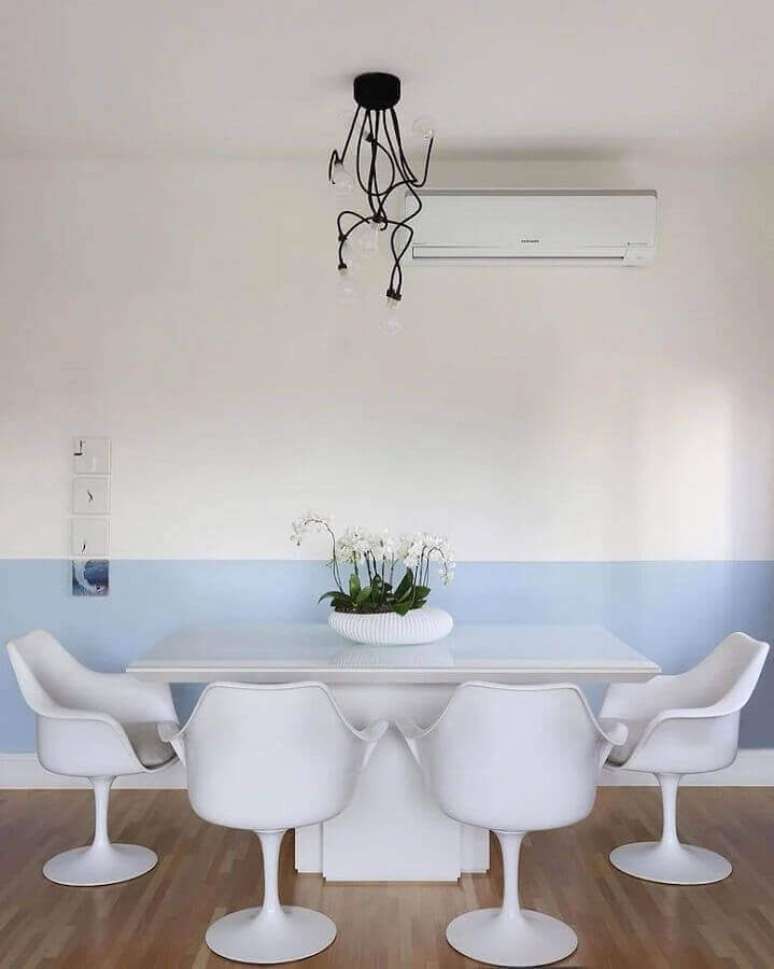 22. Cores pastéis para parede de sala de jantar minimalista – Foto: Mariana Orsi