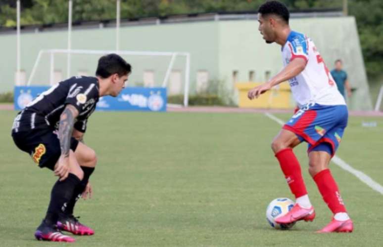 Fagner em ação contra o Bahia (Foto: Felipe Oliveira/EC Bahia)