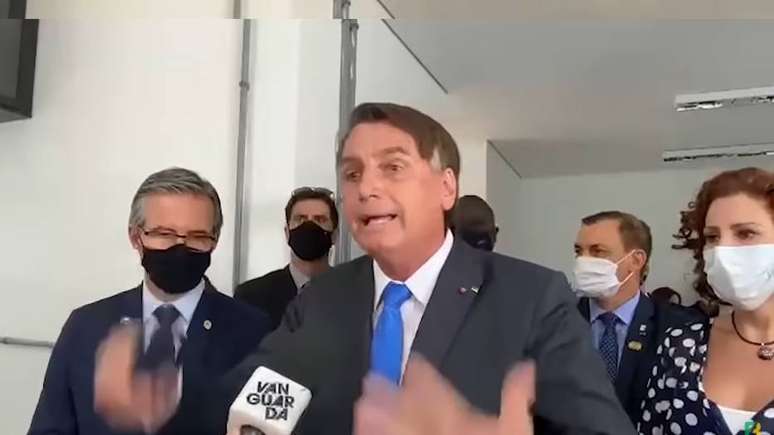 Presidente Jair Bolsonaro grita com uma jornalista em Guaratinguetá, SP