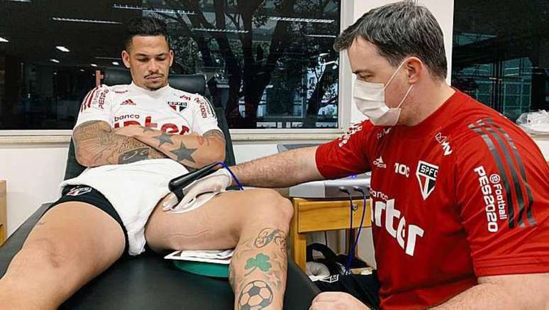 Luciano, atacante do São Paulo, durante exame para lesão muscular anterior