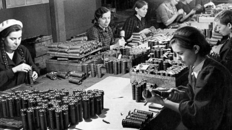 Defesa contra a invasão alemã mobilizou toda a sociedade. Na imagem, algumas mulheres trabalham em uma fábrica de projéteis para o Exército