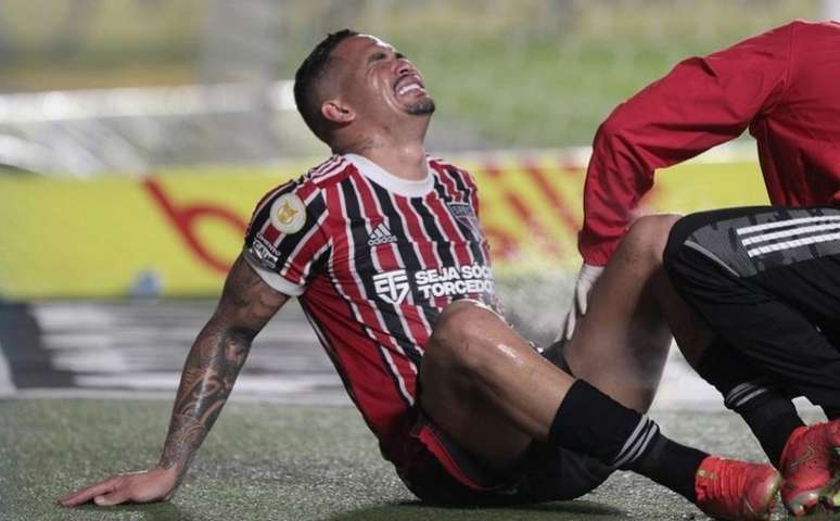 Luciano deixou o campo lesionado contra o Santos (Foto: Rubens Chiri / saopaulofc.net)