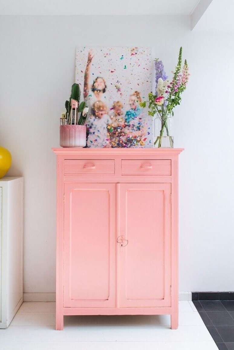 41. Decoração com armário rosa pastel – Foto: Apartment Therapy