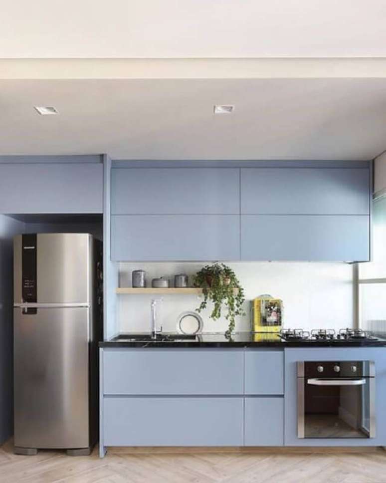 49. Decoração de cozinha azul com armários planejados e cores pastéis – Foto: Mariana Orsi
