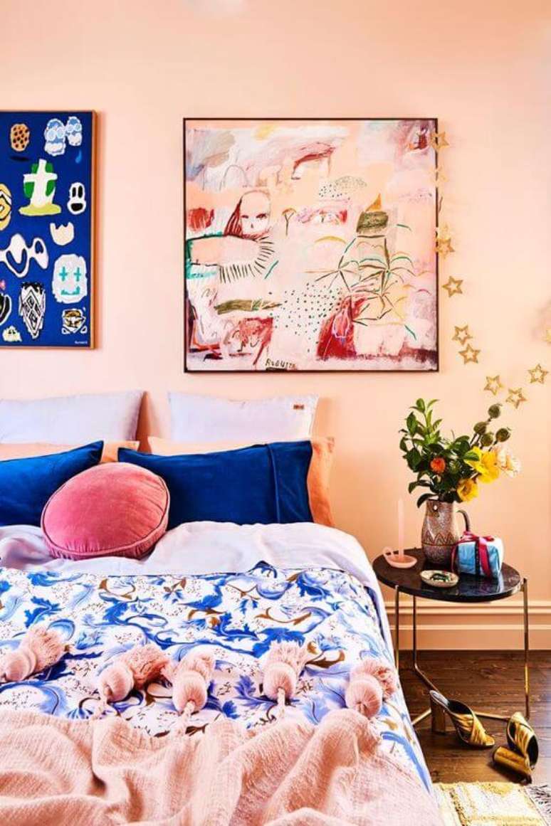 7. Cor pessego para quarto moderno com decoração azul – Foto Homes to Love All