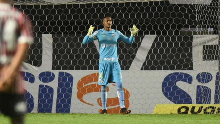 John deixou o campo no clássico contra o São Paulo contundido e será reavaliado (Foto: Ivan Storti/Santos FC)