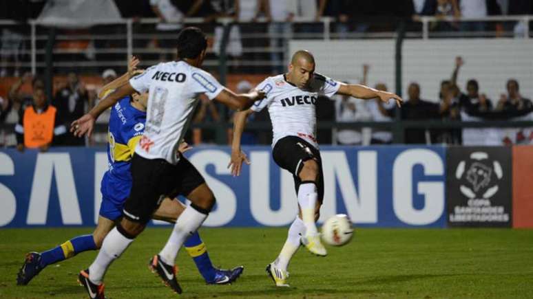 Emerson Sheik marcou dois gols no jogo de volta da final da Libertadores de 2012 contra o Boca Juniors (ARG) com uma chuteira com detalhes esverdeados (Foto: Ari Ferreira / Lancepress!)
