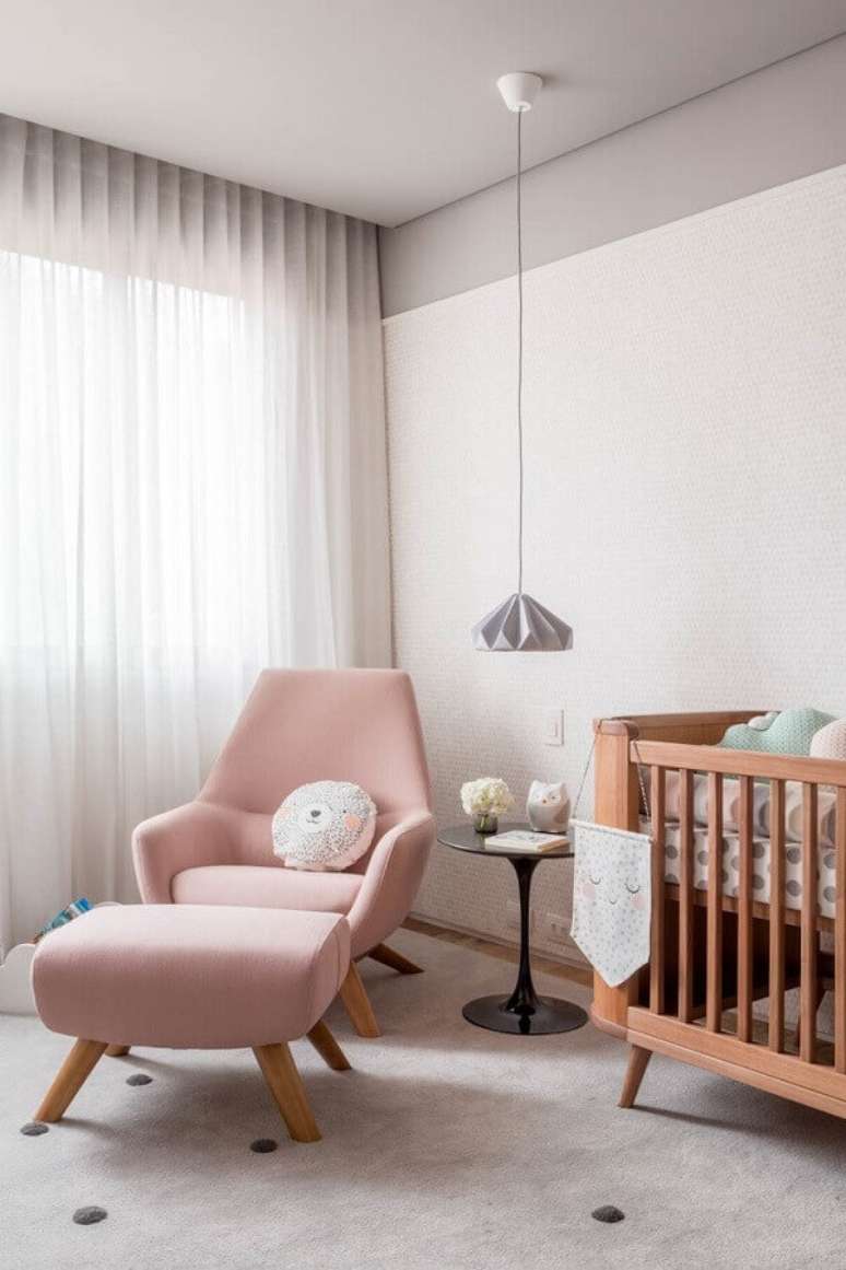 62. Poltrona rosa pastel para decoração de quarto de bebê – Foto: Na Toca Design